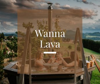 Kobiety w balii ogrodowej z napisem „Wanna Lava”