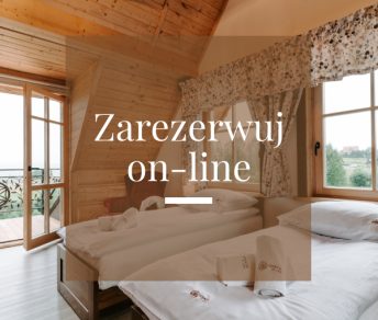 Pokój z dwoma łóżkami i napisem „Zarezerwuj on-line”
