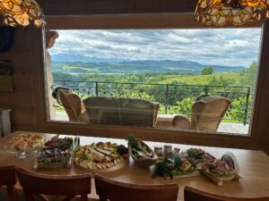 Tradycyjne przekąski podane z zapierającym dech widokiem na Tatry