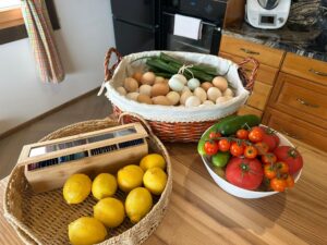 Naturalne produkty prosto z ogrodu w rustykalnej kuchni
