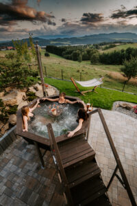 relaks w balii z bąbelkami i kieliszkiem prosecco